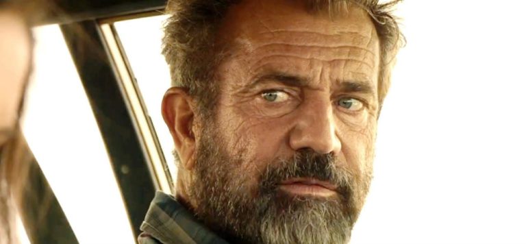 Blood Father" es una película de acción y drama que sigue la historia de un exconvicto que intenta proteger a su hija de un peligroso cartel de drogas. La trama se desarrolla en un ambiente tenso y lleno de adrenalina, donde el amor paternal y la lucha por la supervivencia se entrelazan. Con actuaciones intensas y una narrativa emocionante, esta película captura la esencia de la redención y la lucha contra el crimen.