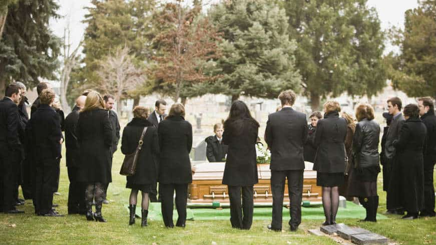 Vengadores 4 - busca extras para el funeral.