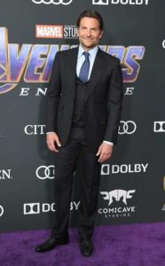 BRADLEY COOPER - Actor y director estadounidense conocido por sus papeles en películas aclamadas como "Silver Linings Playbook", "American Sniper" y "A Star is Born". Su versatilidad y talento lo han convertido en una figura destacada en Hollywood.