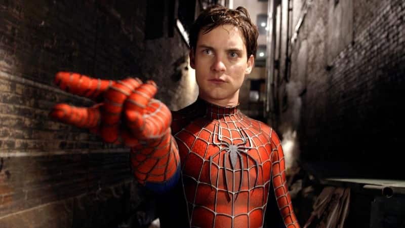 Spider-Man (2002) - Película de superhéroes que sigue la historia de Peter Parker, un joven que adquiere habilidades sobrehumanas después de ser mordido por una araña radiactiva. La trama explora su lucha contra el crimen en Nueva York mientras enfrenta desafíos personales y su relación con Mary Jane Watson.