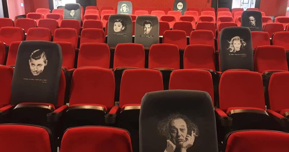 ¡El cine Urania en Osijek ha renovado sus asientos con icónicos personajes y citas de clásicos de Hollywood!