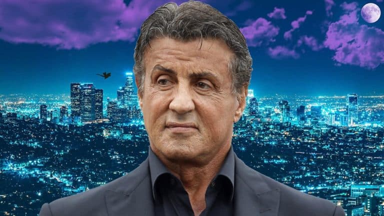 Sylvester Stallone sostiene un martillo durante los primeros preparativos para el rodaje de la película de superhéroes 'Samaritan'.