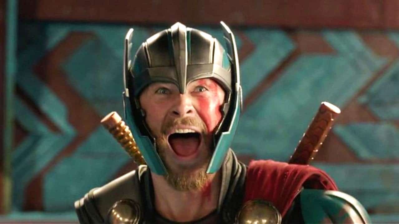 La estrella de Thor, Chris Hemsworth, firmando autógrafos con entusiasmo es lo mejor que verás hoy