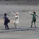 Imágenes de Marvel 'Los Eternos' desde el set revelan a Angelina Jolie como Thena en un traje de superheroína y otros personajes.