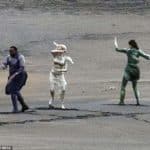 Imágenes de Marvel 'Los Eternos' desde el set revelan a Angelina Jolie como Thena en un traje de superheroína y otros personajes.