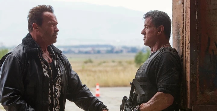 Arnold Schwarzenegger y Sylvester Stallone están en una batalla épica, reviviendo la esencia de los años 80.