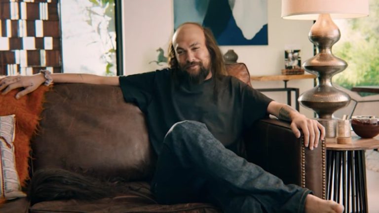 Jason Momoa ha perdido cabello y músculos en un escalofriante nuevo video.