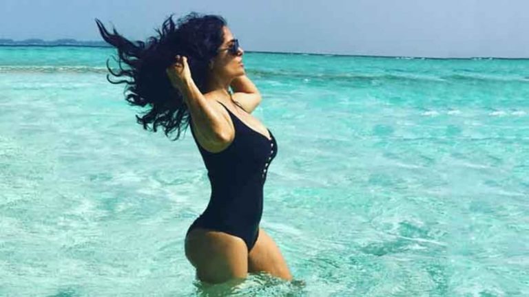 La hermosa Salma Hayek en la playa revela un exuberante escote.