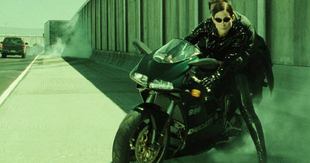 Video de Matrix 4 que muestra a Trinity y Neo juntos en una motocicleta.