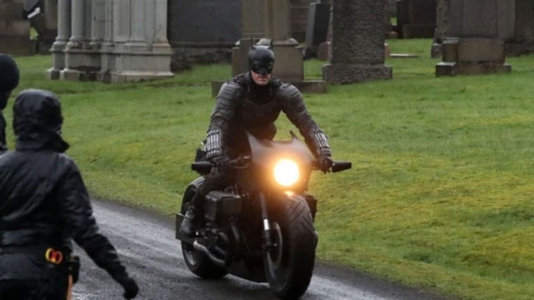 Batman acaba de caer de la moto en el set de filmación de la película 'The Batman' (video en el artículo).