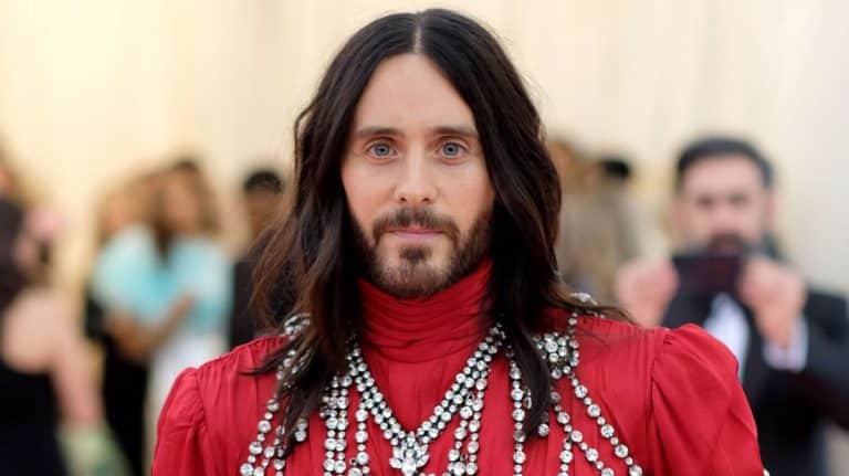 Jared Leto emergió de ‘una meditación silenciosa en el desierto’ y se enteró del coronavirus.