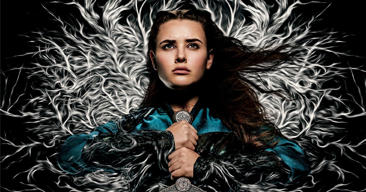 Katherine Langford sostiene Excalibur en las primeras imágenes de la serie de Netflix 'Cursed'.