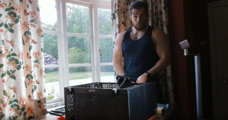 Internet se ha vuelto loco por un inusual video erótico de Henry Cavill mientras ensambla una PC.