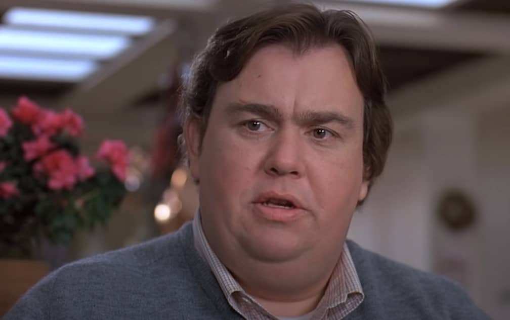 John Candy fue un famoso actor y comediante canadiense conocido por sus papeles en películas icónicas de comedia como "Planes, Trains and Automobiles" y "Uncle Buck". Su carisma y estilo único lo convirtieron en un favorito del público, dejando un legado duradero en la industria del cine.