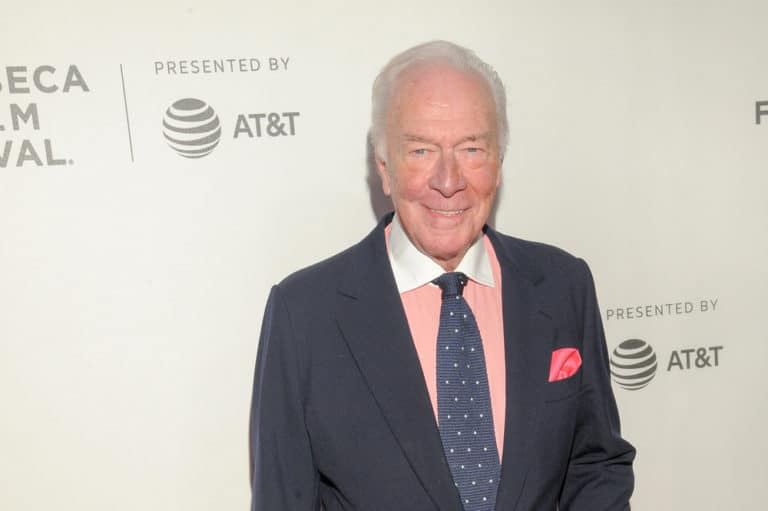 Christopher Plummer, actor canadiense reconocido por su versatilidad en cine, teatro y televisión. Ganador de múltiples premios, incluido un Oscar, es famoso por su papel en "The Sound of Music" y ha dejado una huella imborrable en la industria del entretenimiento.