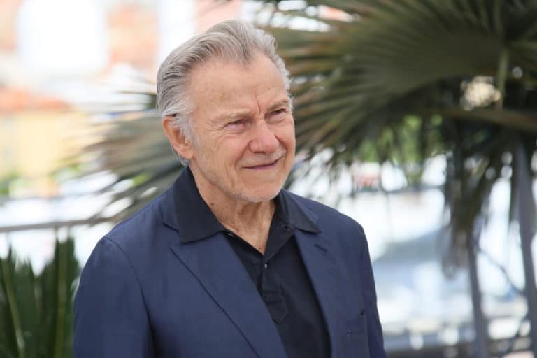 Harvey Keitel, actor estadounidense conocido por sus papeles en películas icónicas y su estilo distintivo en la actuación.