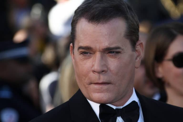 Ray Liotta, actor estadounidense conocido por sus papeles en películas icónicas como "Goodfellas" y "Field of Dreams", es reconocido por su intensa actuación y su distintiva voz. Su carrera abarca varios géneros cinematográficos, destacándose en dramas y thrillers.