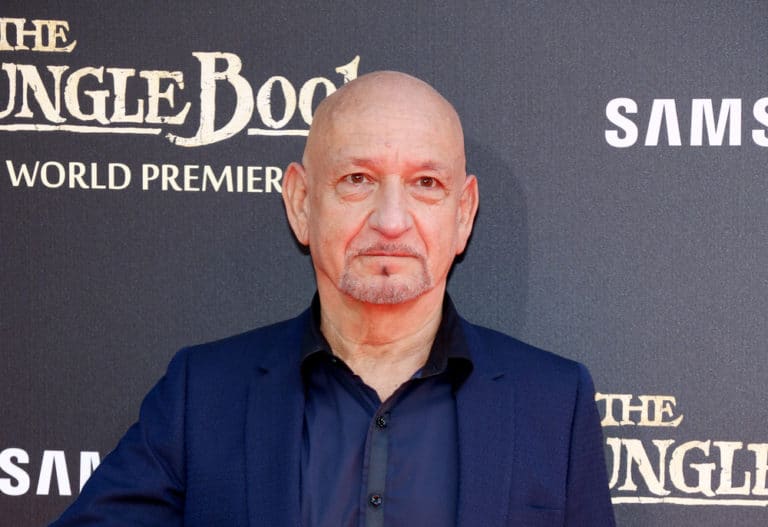 Ben Kingsley es un actor británico de renombre, conocido por su versatilidad y talento en la actuación. Ha participado en numerosas películas aclamadas, incluyendo su papel icónico en "Gandhi", que le valió un Premio de la Academia. Kingsley ha trabajado en una variedad de géneros, desde dramas hasta comedias, y ha sido reconocido por su capacidad para interpretar personajes complejos y memorables. Su carrera abarca varias décadas y sigue siendo una figura influyente en la industria del cine.