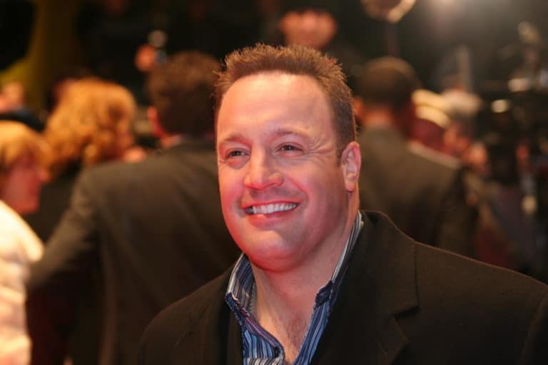 Kevin James es un actor y comediante estadounidense conocido por sus papeles en películas de comedia y en la exitosa serie de televisión "The King of Queens". Su estilo humorístico y carismático lo han convertido en una figura popular en la industria del entretenimiento.