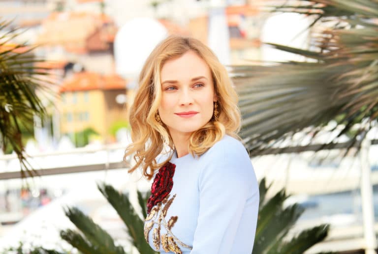 Diane Kruger es una actriz y modelo alemana, conocida por su trabajo en cine y televisión. Ha participado en numerosas películas aclamadas, destacándose por su versatilidad y talento en la actuación. Su estilo elegante y carisma la han convertido en un ícono de la moda en la alfombra roja.