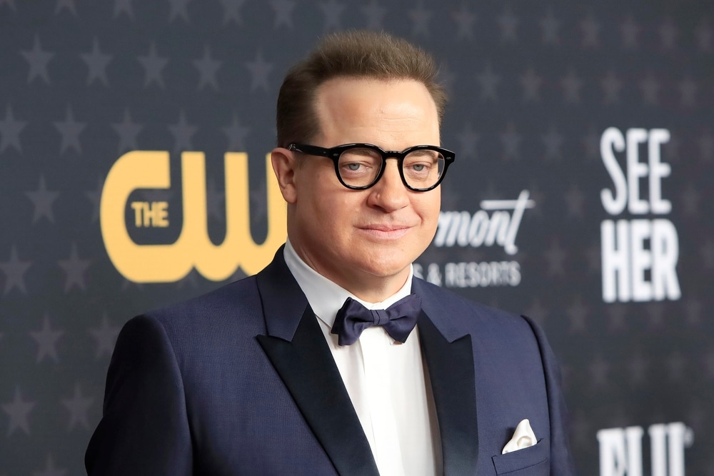 Brendan Fraser es un actor canadiense conocido por sus papeles en películas de aventura y comedia, como "La Momia" y "George de la Selva". Su carisma y versatilidad lo han convertido en una figura querida en la industria del cine.