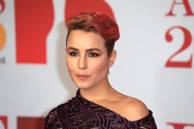 Noomi Rapace es una actriz sueca conocida por sus papeles en películas como "La chica del dragón tatuado" y "Prometheus". Su talento y versatilidad la han llevado a ser reconocida internacionalmente en la industria del cine.