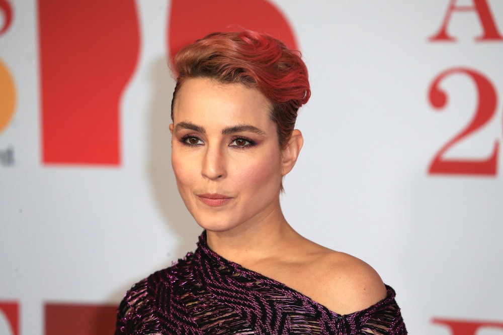 Noomi Rapace es una actriz sueca conocida por sus papeles en películas como "La chica del dragón tatuado" y "Prometheus". Su talento y versatilidad la han llevado a ser reconocida internacionalmente en la industria del cine.