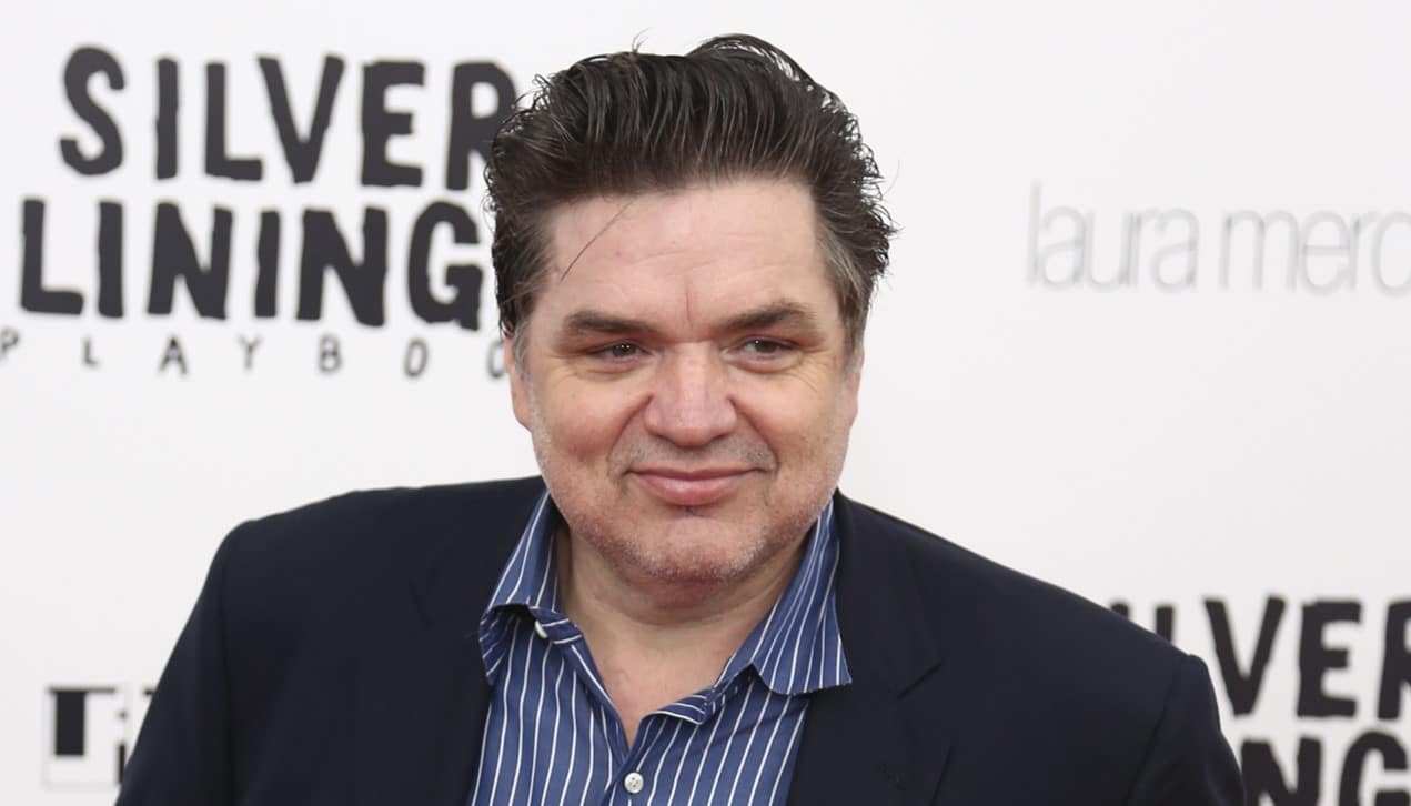 Oliver Platt es un reconocido actor estadounidense, famoso por sus papeles en cine y televisión. Con una carrera que abarca más de tres décadas, ha participado en diversas producciones aclamadas, destacándose por su versatilidad y talento en la interpretación de personajes complejos.