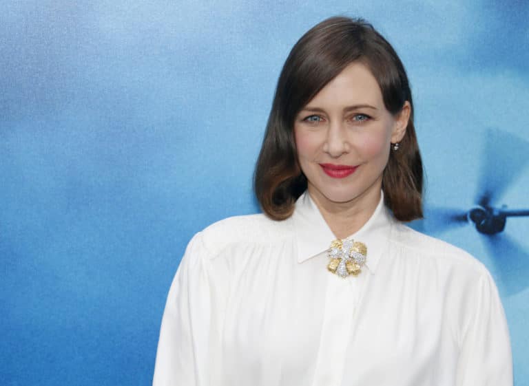 Vera Farmiga es una talentosa actriz y directora estadounidense, conocida por sus papeles en películas y series de televisión aclamadas. Su carrera incluye actuaciones memorables en películas de terror como "El Conjuro" y dramas como "Up in the Air". Además, ha sido reconocida por su trabajo en la serie "Bates Motel", donde interpreta a Norma Bates. Con su versatilidad y habilidades interpretativas, Vera Farmiga ha dejado una huella significativa en la industria del cine y la televisión.
