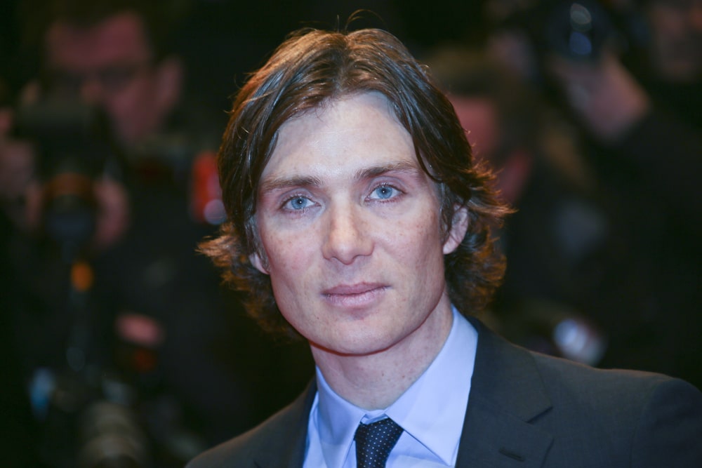 Cillian Murphy: Actor irlandés conocido por sus papeles en películas y series de televisión, famoso por su actuación en "Peaky Blinders" y "Oppenheimer".