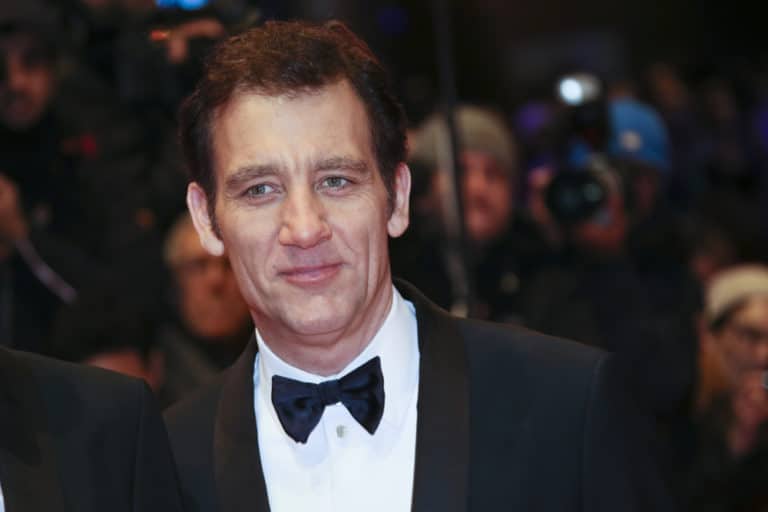 Clive Owen es un actor británico conocido por sus papeles en películas aclamadas como "Closer", "Children of Men" y "Sin City". Su estilo distintivo y su habilidad para interpretar personajes complejos lo han convertido en una figura prominente en la industria del cine.