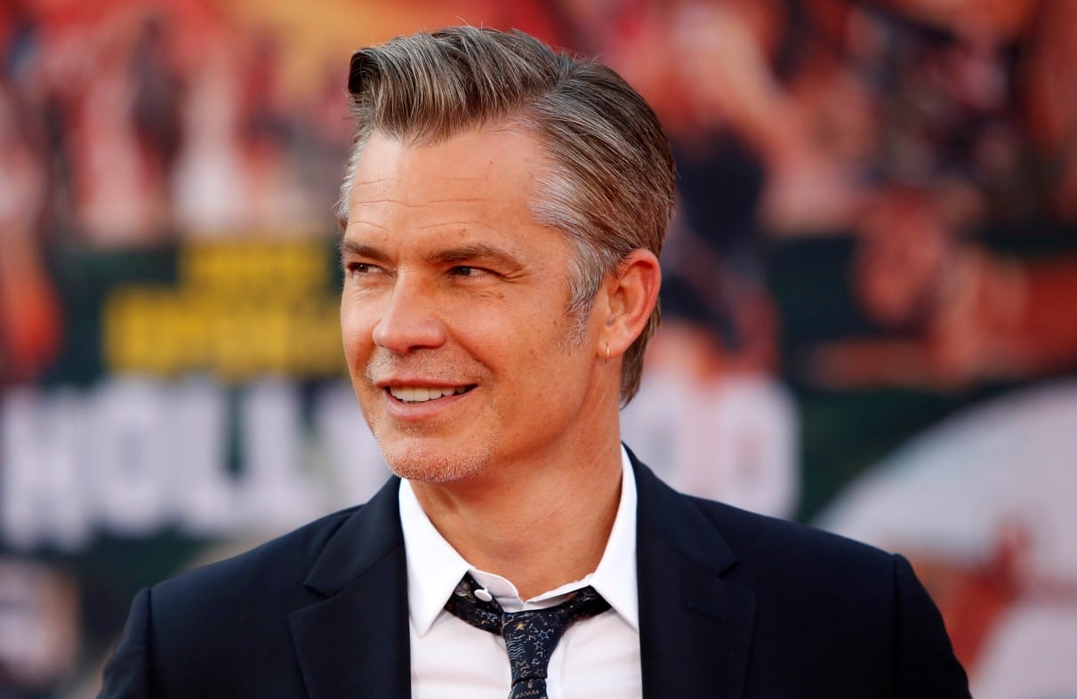 Timothy Olyphant es un actor estadounidense conocido por sus papeles en series de televisión y películas. Ha ganado reconocimiento por su actuación en dramas y comedias, destacándose en producciones como "Justified" y "Deadwood". Su carisma y versatilidad lo han convertido en una figura popular en la industria del entretenimiento.