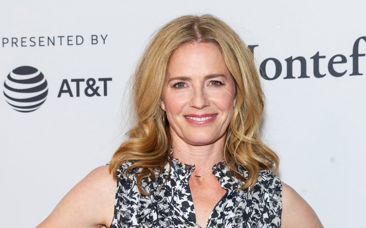 Elisabeth Shue es una actriz estadounidense conocida por sus papeles en películas icónicas de los años 80 y 90, como "The Karate Kid", "Cocktail" y "Leaving Las Vegas". Su talento y versatilidad la han llevado a recibir múltiples nominaciones y premios a lo largo de su carrera.