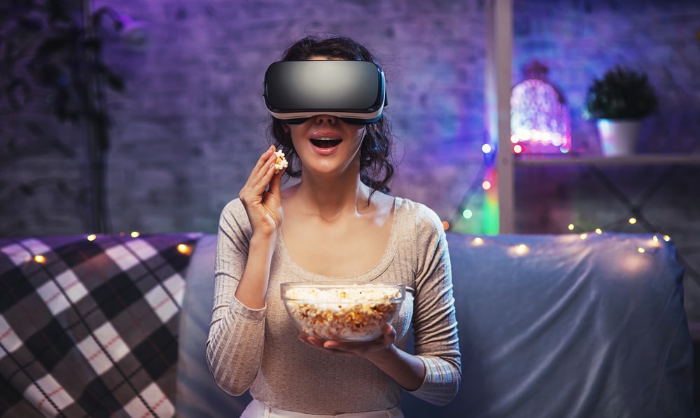 chica viendo películas de VR con palomitas y gafas de VR
