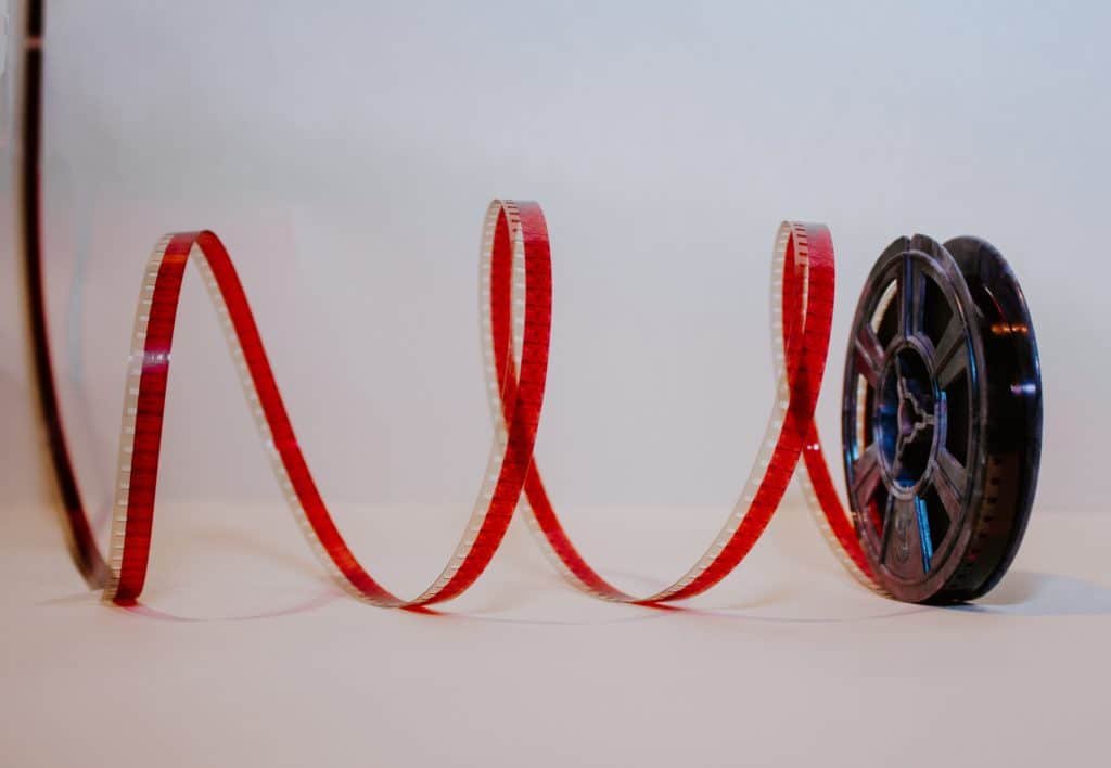 rollo de película roja desenrollado