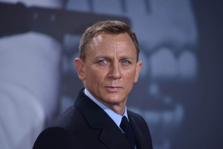 Daniel Craig es un actor británico conocido por su papel como James Bond en la serie de películas de 007. Su interpretación ha sido aclamada por la crítica y ha revitalizado la franquicia. Además de su trabajo en el cine de acción, Craig ha participado en diversas producciones teatrales y dramas, mostrando su versatilidad como actor.