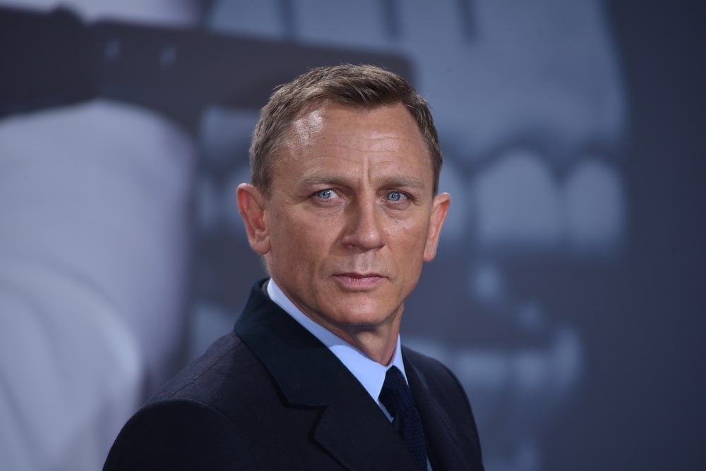 Daniel Craig es un actor británico conocido por su papel como James Bond en la serie de películas de 007. Su interpretación ha sido aclamada por la crítica y ha revitalizado la franquicia. Además de su trabajo en el cine de acción, Craig ha participado en diversas producciones teatrales y dramas, mostrando su versatilidad como actor.