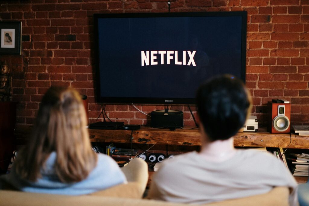 una joven pareja preparándose para ver terror en netflix